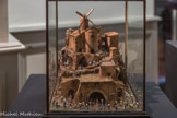 <center>Exposition de crèches en 2017.</center>Henri Valentini 1946
Crèche en liège, moulin mécanique, santons-puces 29,5 x 26 x 23,5 cm. <br>
« L’idéal de la miniaturisation poussée à l’extrême a fait naître l’œuvre étonnante de Paul Pontet (Marseille 1987), qui fut représentant de commerce mais était fils d'un horloger et tenait sans doute de son père l’habitude du travail avec la loupe d’œil. P. Pontet réalisa tour à tour une crèche dans une ampoule de verre, une coquille d'escargot (40 santons de 1 à 5 mm), une demi-coque de noix, un dé à coudre (dix-huit santons, deux maisons, un moulin). Il plaça enfin vingt santons de 1,5 à 2.5 mm sur un demi-pépin de mandarine Il aurait également rassemblé des santons sur un grain de riz et une lentille » Régis Bertrand.