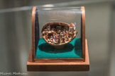 <center>Exposition de crèches en 2017.</center>Paul Pontet. 1980. Crèche miniature réalisée dans une coquille de noix avec santons-puces et moulin. 7,1 x 7,5 x 6,3 cm