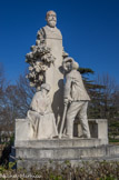 <center> L'hôpital Salvator.</center>Statue de Constant Ambroise Roux représentant les convalescents rendant hommage à Louis Salvator, la femme assise symbolisant la lassitude.
