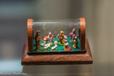Paul Pontet. 1965. Crèche miniature avec santons-puces. 4,5 x 6,4 x 3,6 cm.